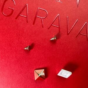 Valentino Rockstud Replacement Stud
Gold Pyramid : bags/shoes with back